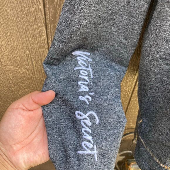 women’s size XS VICTORIA’S SECRET SPORT Grey Long Sleeve keyhole Open Back - Picture 3 of 3